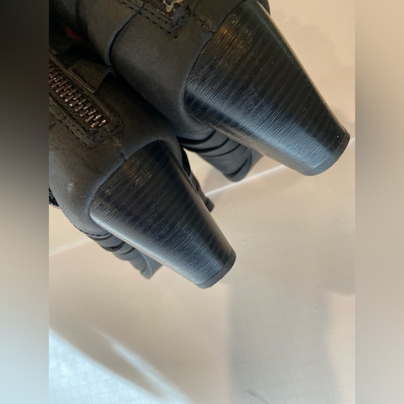 ShoeDazzle~Matte Black Faux Leather Criss Cross Strap Buckle Ankle Boot~Size 8.5 - Picture 4 of 11